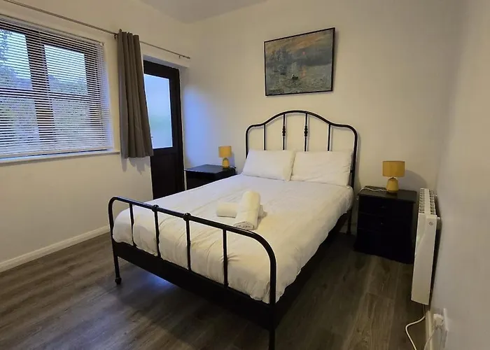 Trendy Westend - One Bed Apartment *