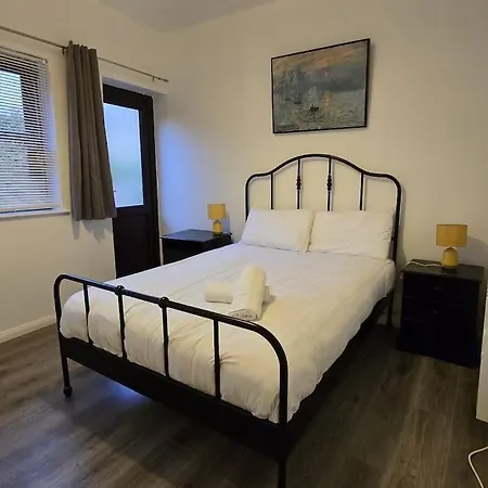 Trendy Westend - One Bed Apartment *